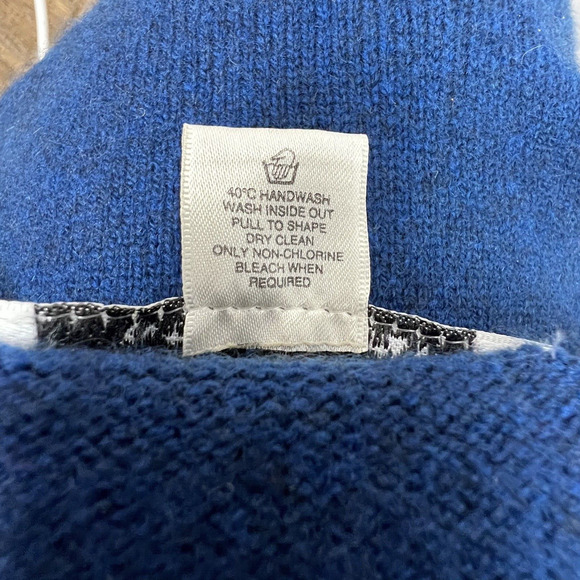 Saks Fifth Avenue Blue Cashmere Sweater Size L V Neck Pullover - Picture 13 of 13